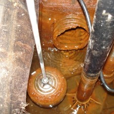 Bassin de captation rempli d'ocre ferreux