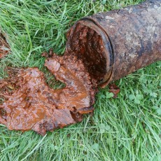 Drain-colmaté-par-de-locre-ferreux-scaled