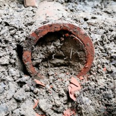 Drain-de-terre-cuite-colmaté-par-le-sable-scaled