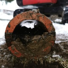 Drain-de-terre-cuite-partiellement-bloqué-scaled